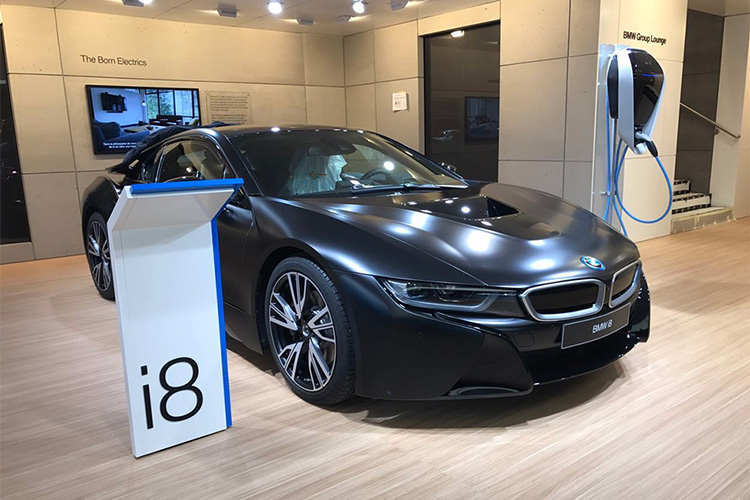 纯黑色涂装版宝马i8现身日内瓦车展