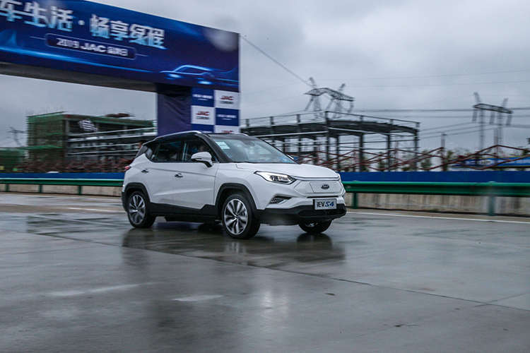 新车亮相/技术迭代/产品规划 邦老师从江淮品牌日中打听到了什么？