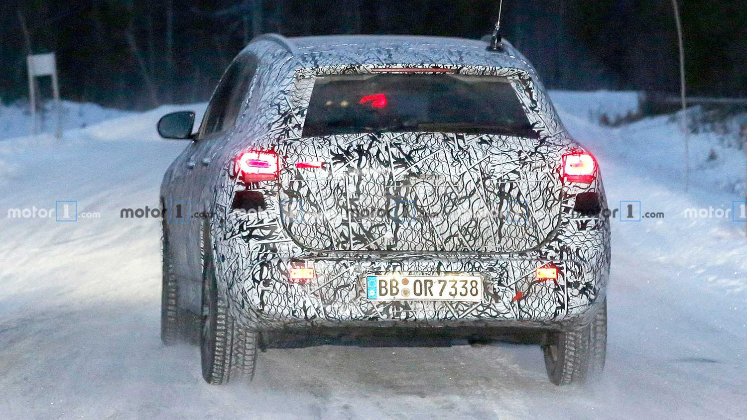 mercedes-benz-eqa-spy-photo-(2)