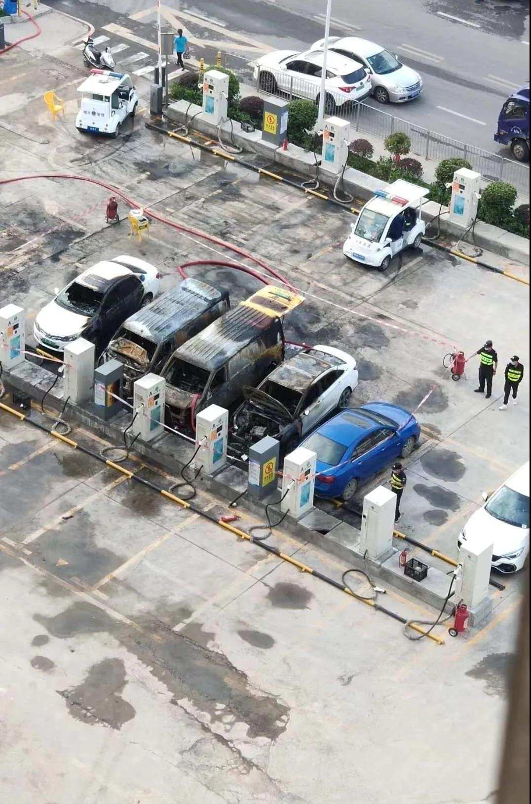 深圳一新能源车起火爆炸 前后波及5辆车！