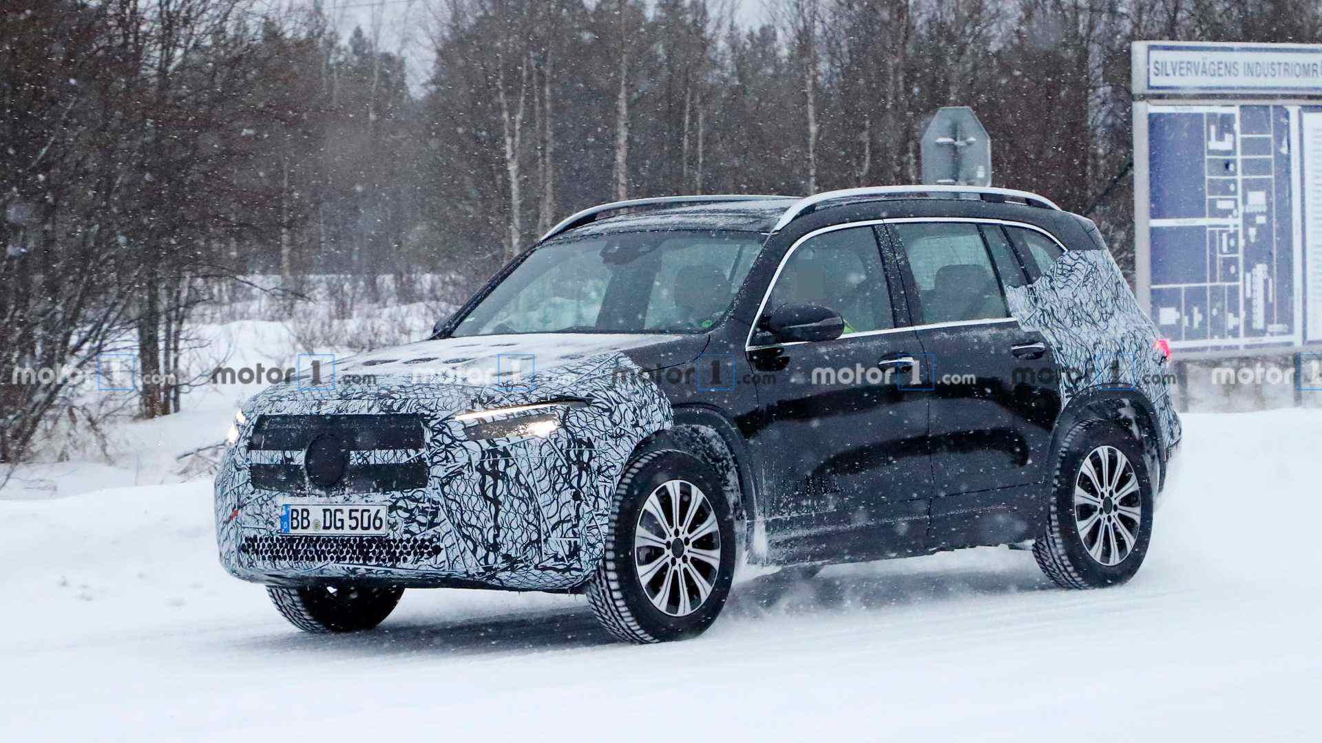 mercedes-benz-eqb-new-spy-photo