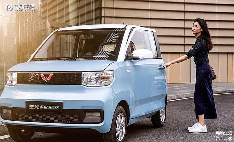 五菱宏光mini ev在业内的昵称是"小神车",定位纯电微型车,小身材就
