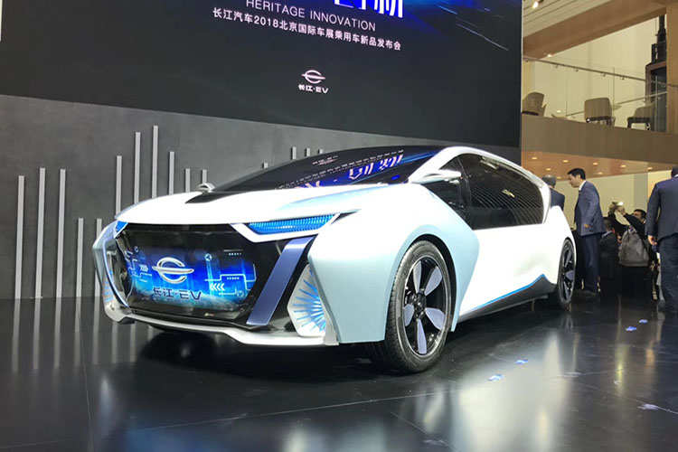 前后配可视化大屏 长江汽车纯电动概念车发布