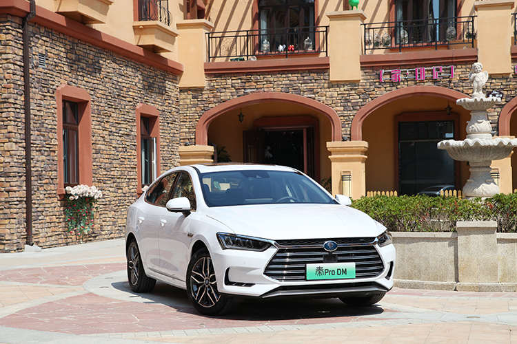 家族外观+旋转屏幕=只差上市 比亚迪秦Pro DM静态实拍