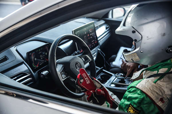 底盘表现让人满意 我将比亚迪秦Pro EV500开上了赛道