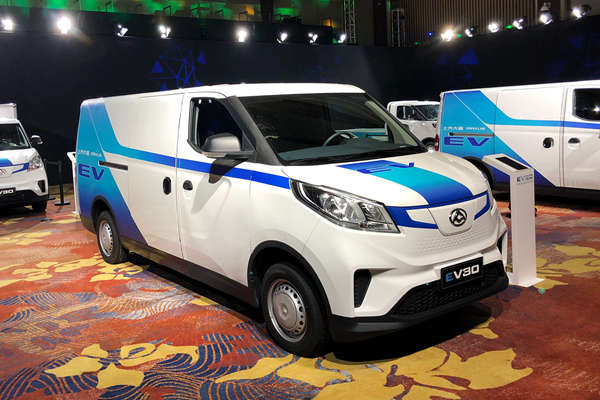 推出15款车型，补贴前12.69-18.17万元，上汽大通EV30上市