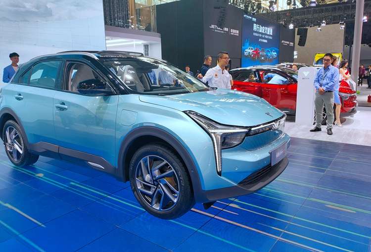 NEDC工况续航500km，预售15万元起，哪吒U量产版亮相