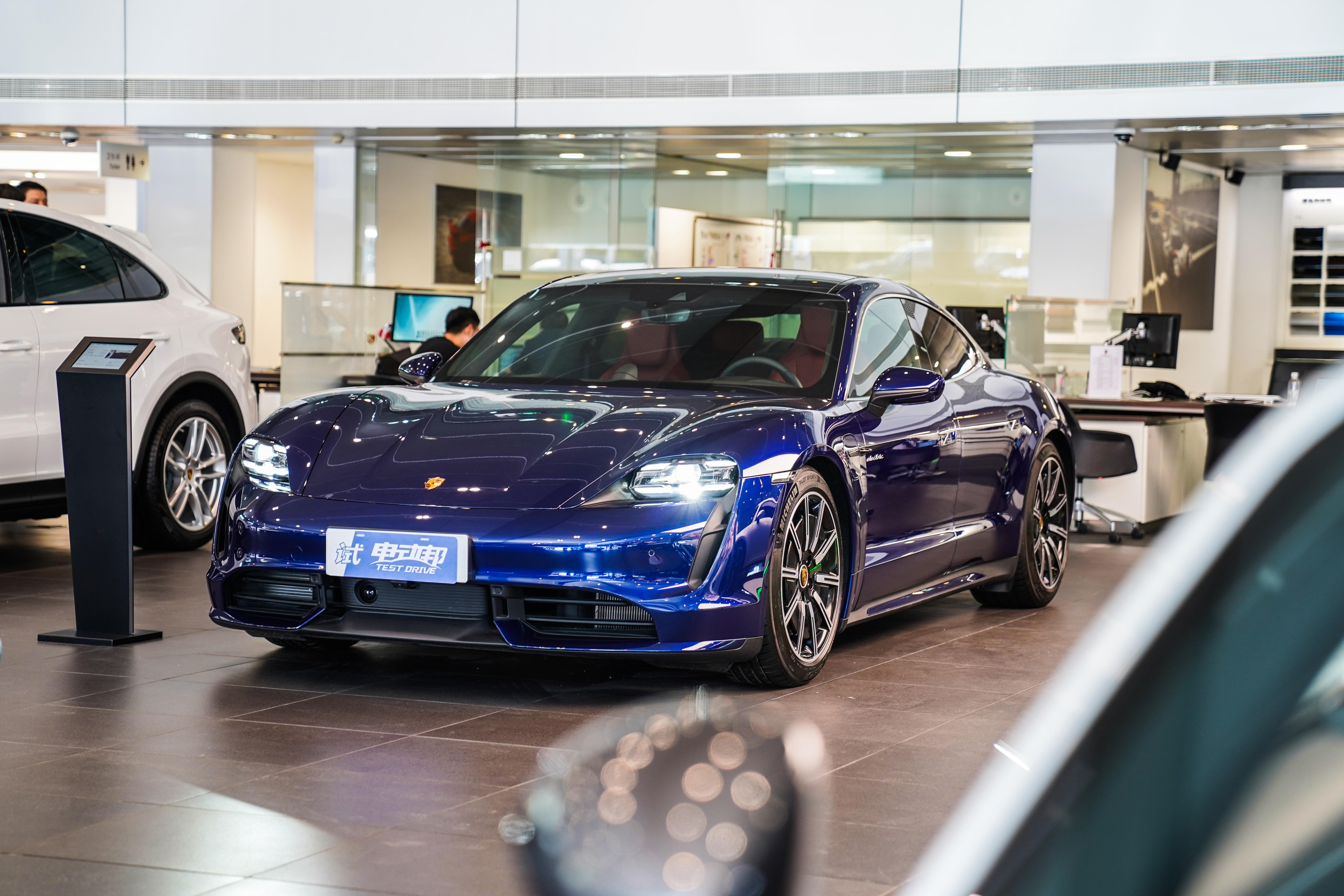 2秒破百,电动汽车的标杆?静态体验保时捷taycan