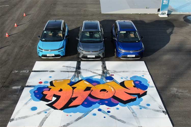 三大技术加持  埃安V大秀自动泊车功能