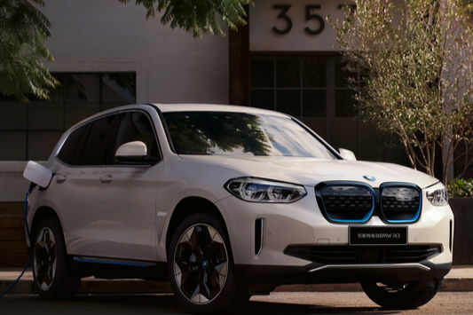 面对“激进草率”的特斯拉，宝马iX3亲自示范如何“稳中求胜”