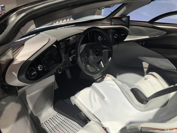 内饰部分,speedtail的主驾驶座椅位于座舱的中心位置